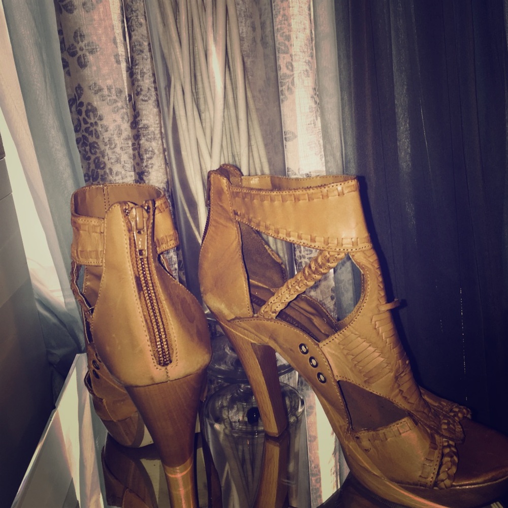 Cute ethnic looking platform heels! Head Turners!!